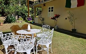 Refúgio Privativo e Acolhedor com Jardim e Fogo de Chão